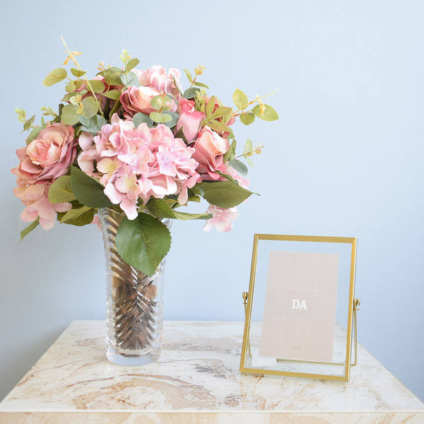 Arranjo De Rosas E Hortênsias Artificiais No Vaso De Vidro |f